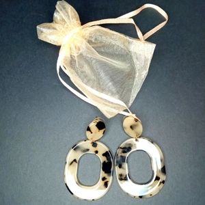 NWOT | TORTOISE SHELL DANGLING EARRINGS